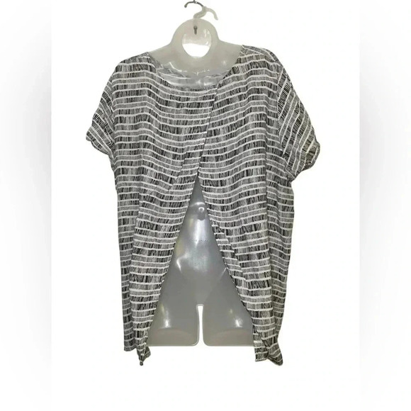 Old Navy Black And White Open Back Plus Blouse Size XXL - Picture 2 of 4